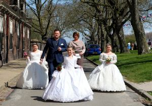 20-04-2015 SHOBIZZ; FRANS EN MARLOES DUIJTS DOEN ALLES VOOR HUN 3 PRINSESSEN. Alles werd uit de kast gehaald bij de eerste communie van de drie meiden. Jolanda,Wilhelmina en Alisha werden echt omgetoverd tot 3 prinsessen voor hun eerste communie. De exclusieve foto reportage deze week in weekblad Prive.
foto: Albert den Iseger