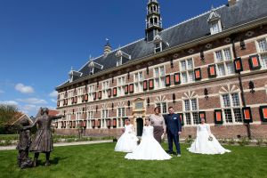 20-04-2015 SHOBIZZ; FRANS EN MARLOES DUIJTS DOEN ALLES VOOR HUN 3 PRINSESSEN. Alles werd uit de kast gehaald bij de eerste communie van de drie meiden. Jolanda,Wilhelmina en Alisha werden echt omgetoverd tot 3 prinsessen voor hun eerste communie. De exclusieve foto reportage deze week in weekblad Prive.
foto: Albert den Iseger