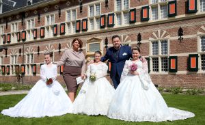 20-04-2015 SHOBIZZ; FRANS EN MARLOES DUIJTS DOEN ALLES VOOR HUN 3 PRINSESSEN. Alles werd uit de kast gehaald bij de eerste communie van de drie meiden. Jolanda,Wilhelmina en Alisha werden echt omgetoverd tot 3 prinsessen voor hun eerste communie. De exclusieve foto reportage deze week in weekblad Prive.
foto: Albert den Iseger