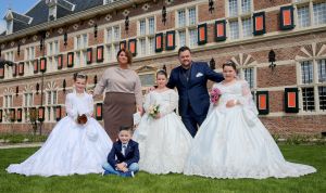 20-04-2015 SHOBIZZ; FRANS EN MARLOES DUIJTS DOEN ALLES VOOR HUN 3 PRINSESSEN. Alles werd uit de kast gehaald bij de eerste communie van de drie meiden. Jolanda,Wilhelmina en Alisha werden echt omgetoverd tot 3 prinsessen voor hun eerste communie. De exclusieve foto reportage deze week in weekblad Prive.
foto: Albert den Iseger