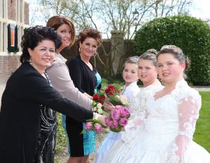 20-04-2015 SHOBIZZ; FRANS EN MARLOES DUIJTS DOEN ALLES VOOR HUN 3 PRINSESSEN. Alles werd uit de kast gehaald bij de eerste communie van de drie meiden. Jolanda,Wilhelmina en Alisha werden echt omgetoverd tot 3 prinsessen voor hun eerste communie. De exclusieve foto reportage deze week in weekblad Prive.
foto: Albert den Iseger