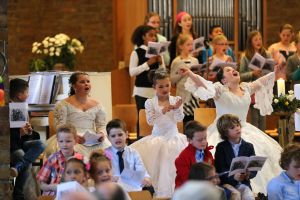 20-04-2015 SHOBIZZ; FRANS EN MARLOES DUIJTS DOEN ALLES VOOR HUN 3 PRINSESSEN. Alles werd uit de kast gehaald bij de eerste communie van de drie meiden. Jolanda,Wilhelmina en Alisha werden echt omgetoverd tot 3 prinsessen voor hun eerste communie. De exclusieve foto reportage deze week in weekblad Prive.
foto: Albert den Iseger