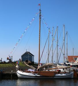 12-04-2016 SHOWBIZZ; JOOP BRAAKHEKKE IS JARIG EN WORD 75 JAAR. En op zijn verjaardag doopt zijn 106 jarige moeder LOUISE zijn nieuwe boot, DE STOUTE LOUISE in Hindeloopen. 
foto: Albert den Iseger