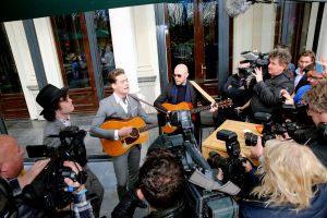 09-04-2016 SHOWBIZZ; DOUWE BOB TIJDENS PERSPRESENTATIE VAN EUROVISION IN HET VONDELPARK. 24 Landen-Deelnemers waren aanwezig en zouden in de Melkweg een concert geven.
foto: Albert den Iseger 