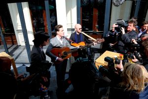 09-04-2016 SHOWBIZZ; DOUWE BOB TIJDENS PERSPRESENTATIE VAN EUROVISION IN HET VONDELPARK. 24 Landen-Deelnemers waren aanwezig en zouden in de Melkweg een concert geven.
foto: Albert den Iseger 