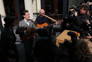 09-04-2016 SHOWBIZZ; DOUWE BOB TIJDENS PERSPRESENTATIE VAN EUROVISION IN HET VONDELPARK. 24 Landen-Deelnemers waren aanwezig en zouden in de Melkweg een concert geven.
foto: Albert den Iseger 