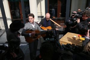 09-04-2016 SHOWBIZZ; DOUWE BOB TIJDENS PERSPRESENTATIE VAN EUROVISION IN HET VONDELPARK. 24 Landen-Deelnemers waren aanwezig en zouden in de Melkweg een concert geven.
foto: Albert den Iseger 