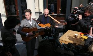 09-04-2016 SHOWBIZZ; DOUWE BOB TIJDENS PERSPRESENTATIE VAN EUROVISION IN HET VONDELPARK. 24 Landen-Deelnemers waren aanwezig en zouden in de Melkweg een concert geven.
foto: Albert den Iseger 