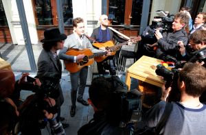 09-04-2016 SHOWBIZZ; DOUWE BOB TIJDENS PERSPRESENTATIE VAN EUROVISION IN HET VONDELPARK. 24 Landen-Deelnemers waren aanwezig en zouden in de Melkweg een concert geven.
foto: Albert den Iseger 