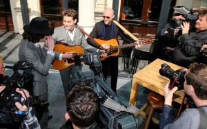 09-04-2016 SHOWBIZZ; DOUWE BOB TIJDENS PERSPRESENTATIE VAN EUROVISION IN HET VONDELPARK. 24 Landen-Deelnemers waren aanwezig en zouden in de Melkweg een concert geven.
foto: Albert den Iseger 