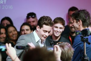 09-04-2016 SHOWBIZZ; DOUWE BOB TIJDENS PERSPRESENTATIE VAN EUROVISION IN HET VONDELPARK. 24 Landen-Deelnemers waren aanwezig en zouden in de Melkweg een concert geven.
foto: Albert den Iseger 