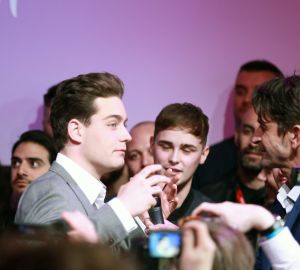 09-04-2016 SHOWBIZZ; DOUWE BOB TIJDENS PERSPRESENTATIE VAN EUROVISION IN HET VONDELPARK. 24 Landen-Deelnemers waren aanwezig en zouden in de Melkweg een concert geven.
foto: Albert den Iseger 