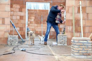 31-03-2016 SHOWBIZZ; HENNY HUISMAN BOUWT NIEUW HUIS. Henny Huisman is druk met het bouwen van een nieuw ZAANS huis. Zijn boerderij is verkocht en Henny en Lia wilde wat kleiner gaan wonen maar wel in hun vertrouwde omgeving Bakkum.
foto: Albert den Iseger  