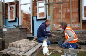 31-03-2016 SHOWBIZZ; HENNY HUISMAN BOUWT NIEUW HUIS. Henny Huisman is druk met het bouwen van een nieuw ZAANS huis. Zijn boerderij is verkocht en Henny en Lia wilde wat kleiner gaan wonen maar wel in hun vertrouwde omgeving Bakkum.
foto: Albert den Iseger  