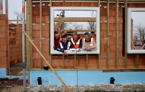 31-03-2016 SHOWBIZZ; HENNY HUISMAN BOUWT NIEUW HUIS. Henny Huisman is druk met het bouwen van een nieuw ZAANS huis. Zijn boerderij is verkocht en Henny en Lia wilde wat kleiner gaan wonen maar wel in hun vertrouwde omgeving Bakkum.
foto: Albert den Iseger  