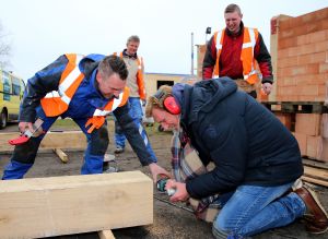 31-03-2016 SHOWBIZZ; HENNY HUISMAN BOUWT NIEUW HUIS. Henny Huisman is druk met het bouwen van een nieuw ZAANS huis. Zijn boerderij is verkocht en Henny en Lia wilde wat kleiner gaan wonen maar wel in hun vertrouwde omgeving Bakkum.
foto: Albert den Iseger  