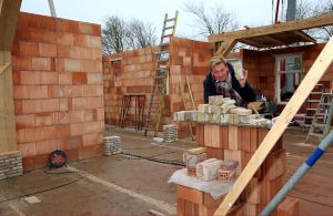 31-03-2016 SHOWBIZZ; HENNY HUISMAN BOUWT NIEUW HUIS. Henny Huisman is druk met het bouwen van een nieuw ZAANS huis. Zijn boerderij is verkocht en Henny en Lia wilde wat kleiner gaan wonen maar wel in hun vertrouwde omgeving Bakkum.
foto: Albert den Iseger  