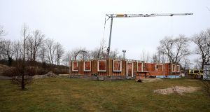 31-03-2016 SHOWBIZZ; HENNY HUISMAN BOUWT NIEUW HUIS. Henny Huisman is druk met het bouwen van een nieuw ZAANS huis. Zijn boerderij is verkocht en Henny en Lia wilde wat kleiner gaan wonen maar wel in hun vertrouwde omgeving Bakkum.
foto: Albert den Iseger  