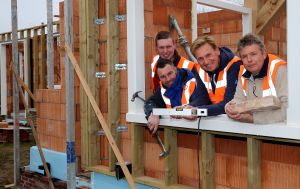 31-03-2016 SHOWBIZZ; HENNY HUISMAN BOUWT NIEUW HUIS. Henny Huisman is druk met het bouwen van een nieuw ZAANS huis. Zijn boerderij is verkocht en Henny en Lia wilde wat kleiner gaan wonen maar wel in hun vertrouwde omgeving Bakkum.
foto: Albert den Iseger  