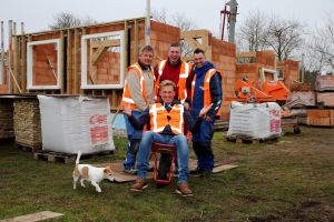 31-03-2016 SHOWBIZZ; HENNY HUISMAN BOUWT NIEUW HUIS. Henny Huisman is druk met het bouwen van een nieuw ZAANS huis. Zijn boerderij is verkocht en Henny en Lia wilde wat kleiner gaan wonen maar wel in hun vertrouwde omgeving Bakkum.
foto: Albert den Iseger  