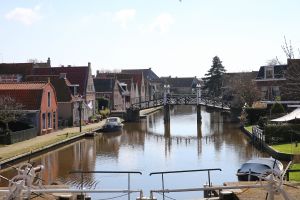 12-04-2016 SHOWBIZZ; JOOP BRAAKHEKKE IS JARIG EN WORD 75 JAAR. En op zijn verjaardag doopt zijn 106 jarige moeder LOUISE zijn nieuwe boot, DE STOUTE LOUISE in Hindeloopen. 
foto: Albert den Iseger