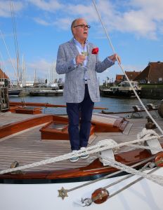 12-04-2016 SHOWBIZZ; JOOP BRAAKHEKKE IS JARIG EN WORD 75 JAAR. En op zijn verjaardag doopt zijn 106 jarige moeder LOUISE zijn nieuwe boot, DE STOUTE LOUISE in Hindeloopen. 
foto: Albert den Iseger