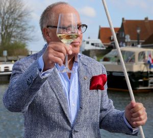 12-04-2016 SHOWBIZZ; JOOP BRAAKHEKKE IS JARIG EN WORD 75 JAAR. En op zijn verjaardag doopt zijn 106 jarige moeder LOUISE zijn nieuwe boot, DE STOUTE LOUISE in Hindeloopen. 
foto: Albert den Iseger