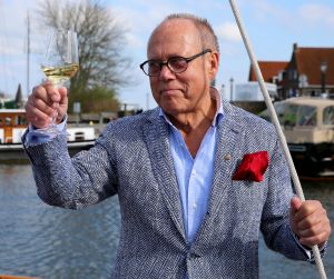 12-04-2016 SHOWBIZZ; JOOP BRAAKHEKKE IS JARIG EN WORD 75 JAAR. En op zijn verjaardag doopt zijn 106 jarige moeder LOUISE zijn nieuwe boot, DE STOUTE LOUISE in Hindeloopen. 
foto: Albert den Iseger