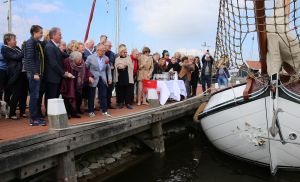 12-04-2016 SHOWBIZZ; JOOP BRAAKHEKKE IS JARIG EN WORD 75 JAAR. En op zijn verjaardag doopt zijn 106 jarige moeder LOUISE zijn nieuwe boot, DE STOUTE LOUISE in Hindeloopen. 
foto: Albert den Iseger