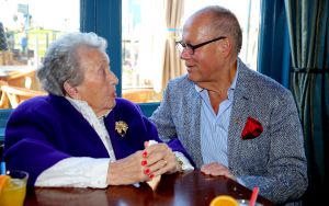 12-04-2016 SHOWBIZZ; JOOP BRAAKHEKKE IS JARIG EN WORD 75 JAAR. En op zijn verjaardag doopt zijn 106 jarige moeder LOUISE zijn nieuwe boot, DE STOUTE LOUISE in Hindeloopen. 
foto: Albert den Iseger