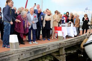 12-04-2016 SHOWBIZZ; JOOP BRAAKHEKKE IS JARIG EN WORD 75 JAAR. En op zijn verjaardag doopt zijn 106 jarige moeder LOUISE zijn nieuwe boot, DE STOUTE LOUISE in Hindeloopen. 
foto: Albert den Iseger