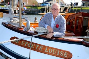 12-04-2016 SHOWBIZZ; JOOP BRAAKHEKKE IS JARIG EN WORD 75 JAAR. En op zijn verjaardag doopt zijn 106 jarige moeder LOUISE zijn nieuwe boot, DE STOUTE LOUISE in Hindeloopen. 
foto: Albert den Iseger