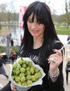 09-04-2016 SHOWBIZZ; DOUWE BOB TIJDENS PERSPRESENTATIE VAN EUROVISION IN HET VONDELPARK. 24 Landen-Deelnemers waren aanwezig en zouden in de Melkweg een concert geven.
foto: Albert den Iseger 