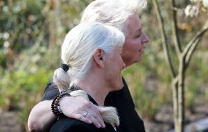 07-04-2017 SHOWBIZZ; KOOS EN JOKE ALBERTS MEER DAN TROTS OP HUN DOCHTER CHRISTA. Christa Krommenhoek heeft haar boek BESTEMMING BEREIKT met veel liefde overhandigt aan haar ouders Koos en Joke.
foto: Albert den Iseger