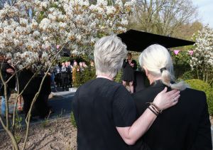 07-04-2017 SHOWBIZZ; KOOS EN JOKE ALBERTS MEER DAN TROTS OP HUN DOCHTER CHRISTA. Christa Krommenhoek heeft haar boek BESTEMMING BEREIKT met veel liefde overhandigt aan haar ouders Koos en Joke.
foto: Albert den Iseger