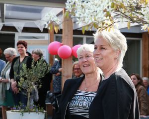 07-04-2017 SHOWBIZZ; KOOS EN JOKE ALBERTS MEER DAN TROTS OP HUN DOCHTER CHRISTA. Christa Krommenhoek heeft haar boek BESTEMMING BEREIKT met veel liefde overhandigt aan haar ouders Koos en Joke.
foto: Albert den Iseger