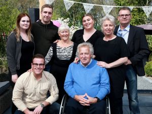 07-04-2017 SHOWBIZZ; KOOS EN JOKE ALBERTS MEER DAN TROTS OP HUN DOCHTER CHRISTA. Christa Krommenhoek heeft haar boek BESTEMMING BEREIKT met veel liefde overhandigt aan haar ouders Koos en Joke.
foto: Albert den Iseger