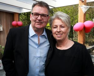 07-04-2017 SHOWBIZZ; KOOS EN JOKE ALBERTS MEER DAN TROTS OP HUN DOCHTER CHRISTA. Christa Krommenhoek heeft haar boek BESTEMMING BEREIKT met veel liefde overhandigt aan haar ouders Koos en Joke.
foto: Albert den Iseger