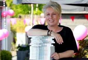 07-04-2017 SHOWBIZZ; KOOS EN JOKE ALBERTS MEER DAN TROTS OP HUN DOCHTER CHRISTA. Christa Krommenhoek heeft haar boek BESTEMMING BEREIKT met veel liefde overhandigt aan haar ouders Koos en Joke.
foto: Albert den Iseger