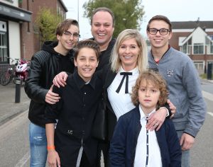 24-04-2017 SHOWBIZZ; O G3NE EN BUURMAN FRANS BAUER WEER OP BEZOEK OP LAGERE SCHOOL. Met een heuse video clip en een prachtig lied geschreven door FRANS BAUER werd het een gezellig feestje op de SPRINGPLANK school te Fijnaart.
foto: Albert den Iseger