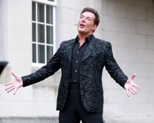 03-04-2017 SHOWBIZZ; GERARD JOLING EN TINO MARTIN MAKEN VIDEO CLIP. Gerard en Tino hebben samen het nummer LAAT ME LEVEN ingezongen en daarbij hoort natuurlijk een videoclip. Deze werd gemaakt op landgoed HUIS DE VOORST in EEFDE. Het is werkelijk een prachtig nummer geworden en Gerard en Tino zijn er erg blij mee. 10 April a.s.komt het nummer uit en is de video clip te zien. foto: Albert den Iseger