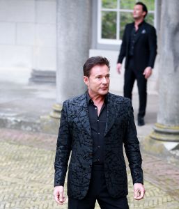 03-04-2017 SHOWBIZZ; GERARD JOLING EN TINO MARTIN MAKEN VIDEO CLIP. Gerard en Tino hebben samen het nummer LAAT ME LEVEN ingezongen en daarbij hoort nat03-04-2017 SHOWBIZZ; GERARD JOLING EN TINO MARTIN MAKEN VIDEO CLIP. Gerard en Tino hebben samen het nummer LAAT ME LEVEN ingezongen en daarbij hoort natuurlijk een videoclip. Deze werd gemaakt op landgoed HUIS DE VOORST in EEFDE. Het is werkelijk een prachtig nummer geworden en Gerard en Tino zijn er erg blij mee. 10 April a.s.komt het nummer uit en is de video clip te zien. foto: Albert den Iseger