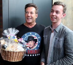 18-04-2017 SHOWBIZZ; GERARD JOLING OP HANDEN GEDRAGEN DOOR ZIJN TROUWSTE FANS. Gerard Joling organiseerde een fans diner om zo zijn fans te bedanken. Het werd weer een waar JOLING feest.
foto: Albert den Iseger