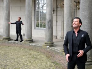 03-04-2017 SHOWBIZZ; GERARD JOLING EN TINO MARTIN MAKEN VIDEO CLIP. Gerard en Tino hebben samen het nummer LAAT ME LEVEN ingezongen en daarbij hoort natuurlijk een videoclip. Deze werd gemaakt op landgoed HUIS DE VOORST in EEFDE. Het is werkelijk een prachtig nummer geworden en Gerard en Tino zijn er erg blij mee. 10 April a.s.komt het nummer uit en is de video clip te zien. foto: Albert den Iseger