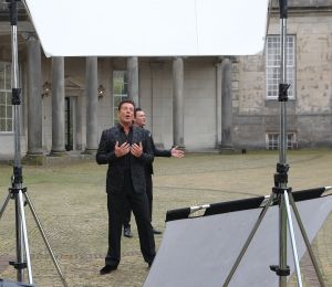 03-04-2017 SHOWBIZZ; GERARD JOLING EN TINO MARTIN MAKEN VIDEO CLIP. Gerard en Tino hebben samen het nummer LAAT ME LEVEN ingezongen en daarbij hoort natuurlijk een videoclip. Deze werd gemaakt op landgoed HUIS DE VOORST in EEFDE. Het is werkelijk een prachtig nummer geworden en Gerard en Tino zijn er erg blij mee. 10 April a.s.komt het nummer uit en is de video clip te zien. foto: Albert den Iseger