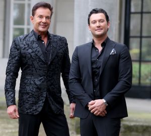 03-04-2017 SHOWBIZZ; GERARD JOLING EN TINO MARTIN MAKEN VIDEO CLIP. Gerard en Tino hebben samen het nummer LAAT ME LEVEN ingezongen en daarbij hoort natuurlijk een videoclip. Deze werd gemaakt op landgoed HUIS DE VOORST in EEFDE. Het is werkelijk een prachtig nummer geworden en Gerard en Tino zijn er erg blij mee. 10 April a.s.komt het nummer uit en is de video clip te zien. foto: Albert den Iseger