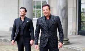 03-04-2017 SHOWBIZZ; GERARD JOLING EN TINO MARTIN MAKEN VIDEO CLIP. Gerard en Tino hebben samen het nummer LAAT ME LEVEN ingezongen en daarbij hoort natuurlijk een videoclip. Deze werd gemaakt op landgoed HUIS DE VOORST in EEFDE. Het is werkelijk een prachtig nummer geworden en Gerard en Tino zijn er erg blij mee. 10 April a.s.komt het nummer uit en is de video clip te zien. foto: Albert den Iseger