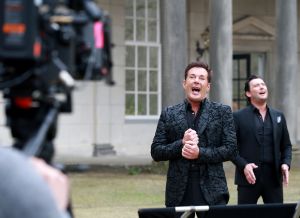 03-04-2017 SHOWBIZZ; GERARD JOLING EN TINO MARTIN MAKEN VIDEO CLIP. Gerard en Tino hebben samen het nummer LAAT ME LEVEN ingezongen en daarbij hoort natuurlijk een videoclip. Deze werd gemaakt op landgoed HUIS DE VOORST in EEFDE. Het is werkelijk een prachtig nummer geworden en Gerard en Tino zijn er erg blij mee. 10 April a.s.komt het nummer uit en is de video clip te zien. foto: Albert den Iseger