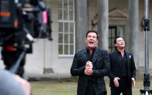 03-04-2017 SHOWBIZZ; GERARD JOLING EN TINO MARTIN MAKEN VIDEO CLIP. Gerard en Tino hebben samen het nummer LAAT ME LEVEN ingezongen en daarbij hoort natuurlijk een videoclip. Deze werd gemaakt op landgoed HUIS DE VOORST in EEFDE.
Het is werkelijk een prachtig nummer geworden en Gerard en Tino zijn er erg blij mee.
10 April a.s.komt het nummer uit en is de video clip te zien.
foto: Albert den Iseger