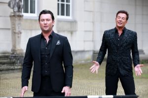 03-04-2017 SHOWBIZZ; GERARD JOLING EN TINO MARTIN MAKEN VIDEO CLIP. Gerard en Tino hebben samen het nummer LAAT ME LEVEN ingezongen en daarbij hoort natuurlijk een videoclip. Deze werd gemaakt op landgoed HUIS DE VOORST in EEFDE. Het is werkelijk een prachtig nummer geworden en Gerard en Tino zijn er erg blij mee. 10 April a.s.komt het nummer uit en is de video clip te zien. foto: Albert den Iseger